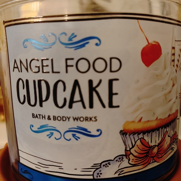 EXTREMELY RARE HTF ANGEL FOOD CUPCAKE 3 WICK BATH & BODY WORKS CANDLE - Picture 4 of 4